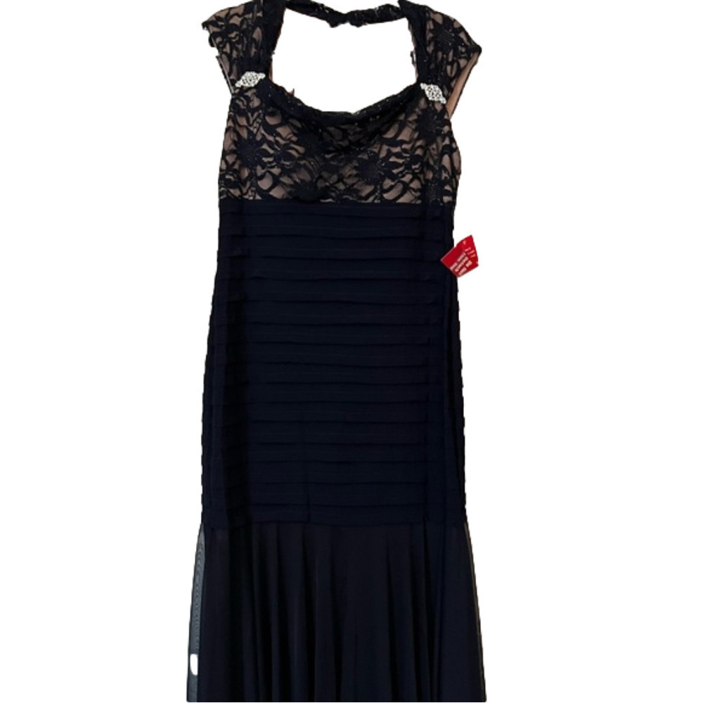 𝅺NWT Beautiful Navy full length gown with pretty details.